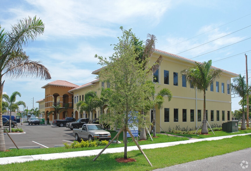 134 S Dixie Hwy, Hallandale Beach, FL for lease - Building Photo - Image 2 of 22