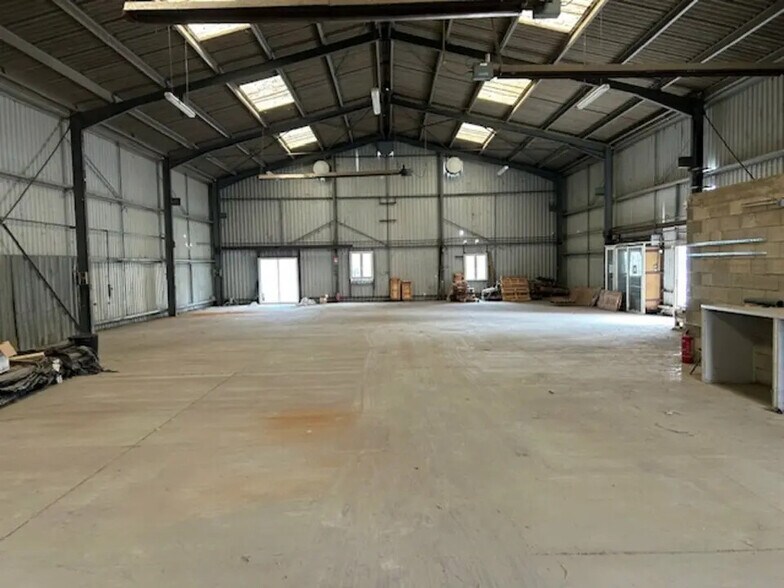 Local d'activités dans CHÂTEAU-RENARD à vendre - Photo du bâtiment - Image 1 de 7