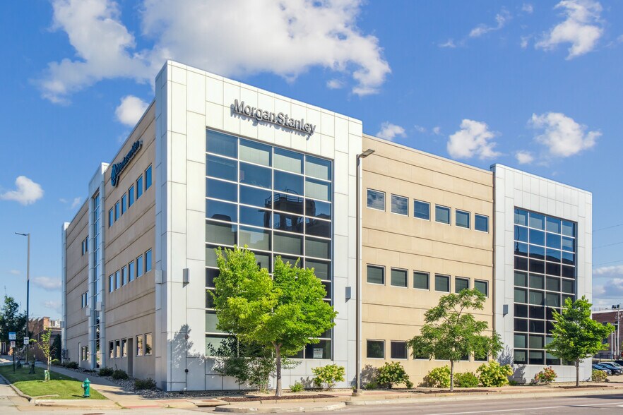 600 3rd Ave SE, Cedar Rapids, IA à vendre - Photo du bâtiment - Image 1 de 10