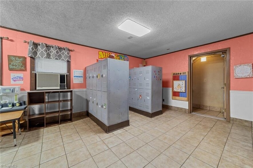 1501 Upland Dr, Greensboro, NC for sale - Interior Photo - Image 3 of 39