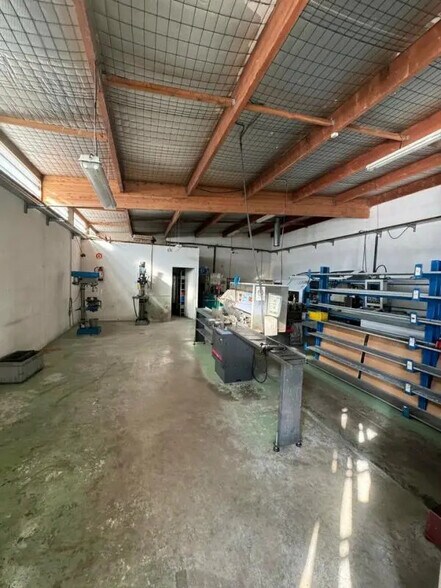Flex in Aubagne for lease - Interior Photo - Image 2 of 5