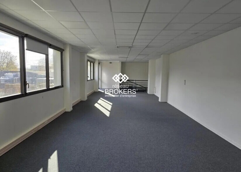 Industrial in Osny for lease - Interior Photo - Image 3 of 3