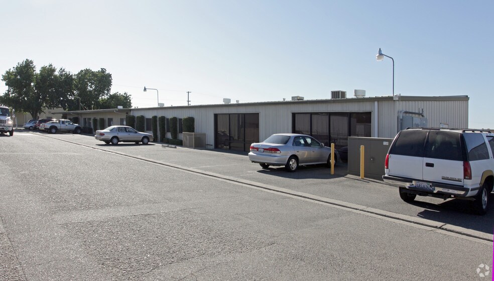 1117 Lone Palm Ave, Modesto, CA for lease - Building Photo - Image 3 of 25