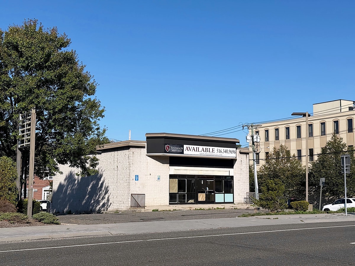 24 Broadhollow Rd, Melville, NY à louer Photo du bâtiment- Image 1 de 9