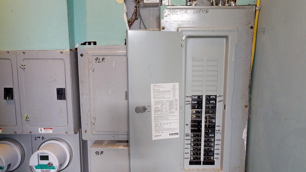 127 Bedford Ave, Brooklyn, NY à louer - Photo du bâtiment - Image 2 de 20