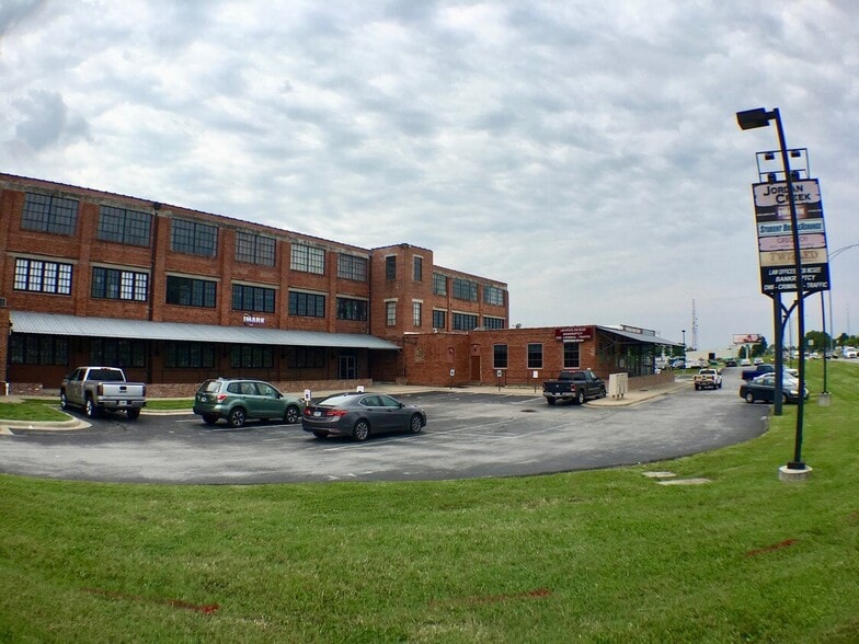 601 N National Ave, Springfield, MO for lease - Building Photo - Image 2 of 19