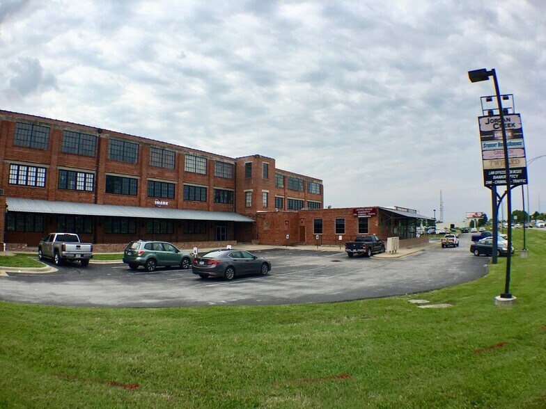 601 N National Ave, Springfield, MO à louer - Photo du bâtiment - Image 2 de 19