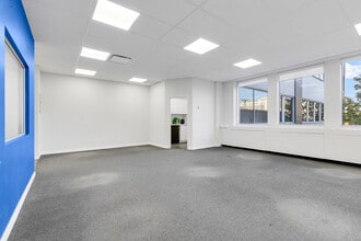 5843-5847 Ch De La Côte-Des-Neiges, Montréal, QC for lease Interior Photo- Image 2 of 8