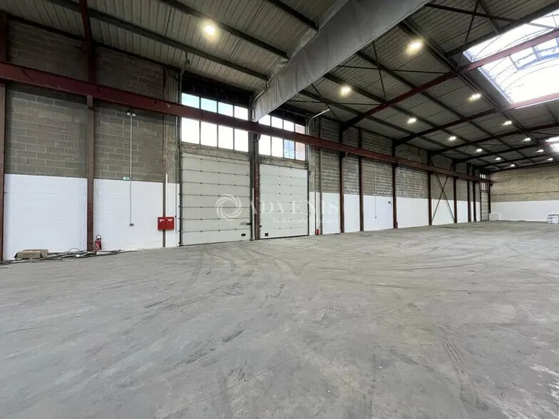Flex in Le Thillay for lease - Building Photo - Image 2 of 10