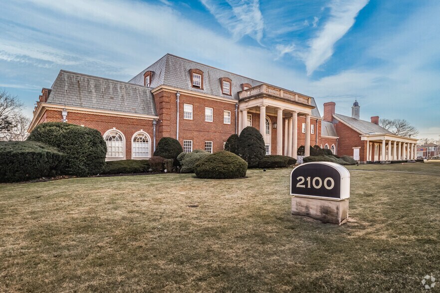 2100 Middle Country Rd, Centereach, NY à vendre - Photo du bâtiment - Image 1 de 30