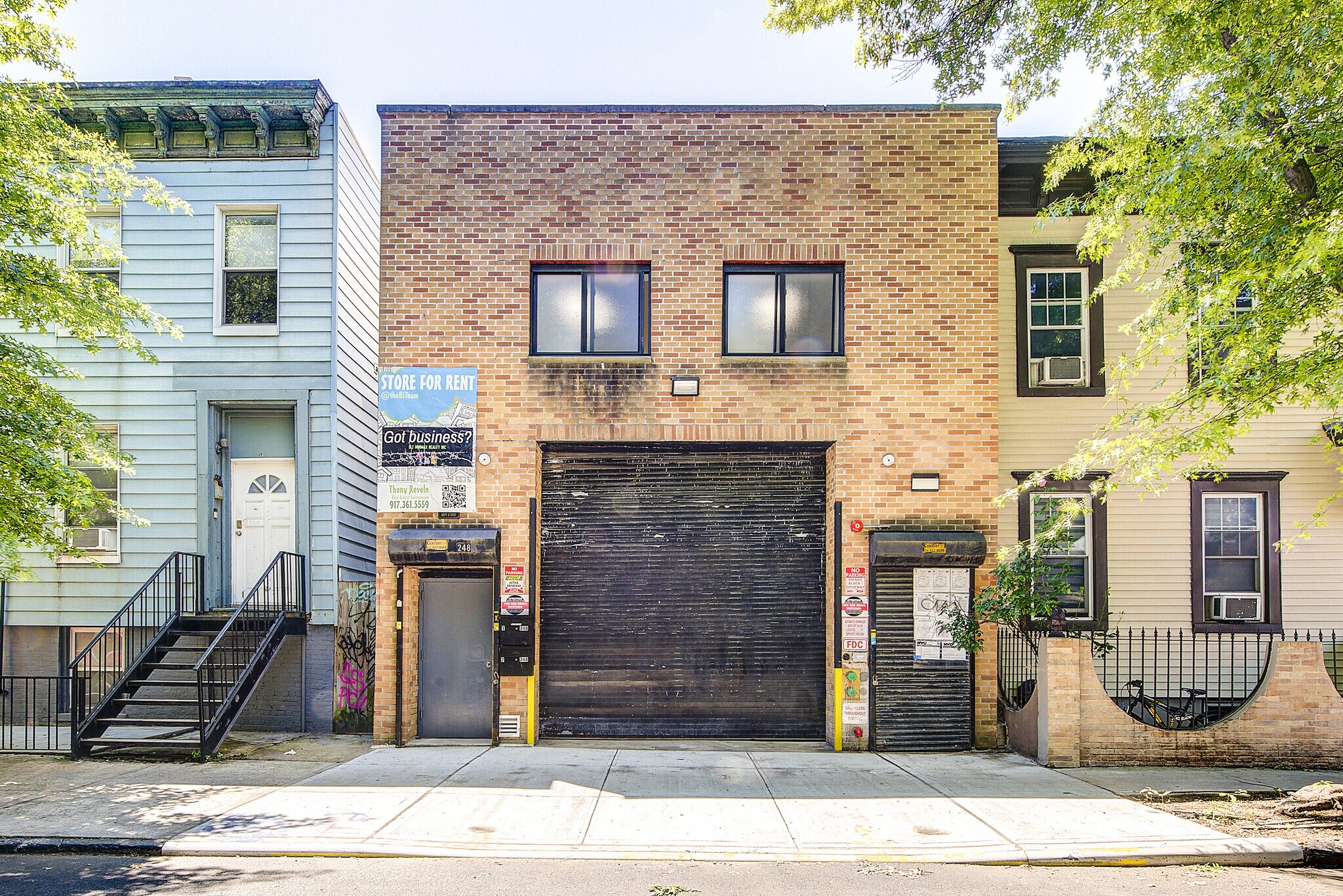 248 Boerum St, Brooklyn, NY à vendre Photo du bâtiment- Image 1 de 1