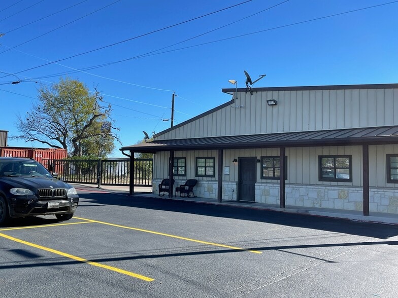 5 Upper Cibolo Creek Rd, Boerne, TX for lease - Building Photo - Image 2 of 27