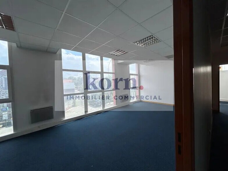 Office in Noisy-le-Sec for lease - Interior Photo - Image 2 of 10