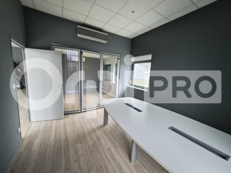 Flex in Reims for lease - Interior Photo - Image 2 of 12