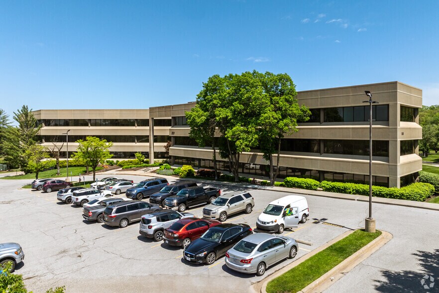800 E 101st Ter, Kansas City, MO for lease - Primary Photo - Image 1 of 27