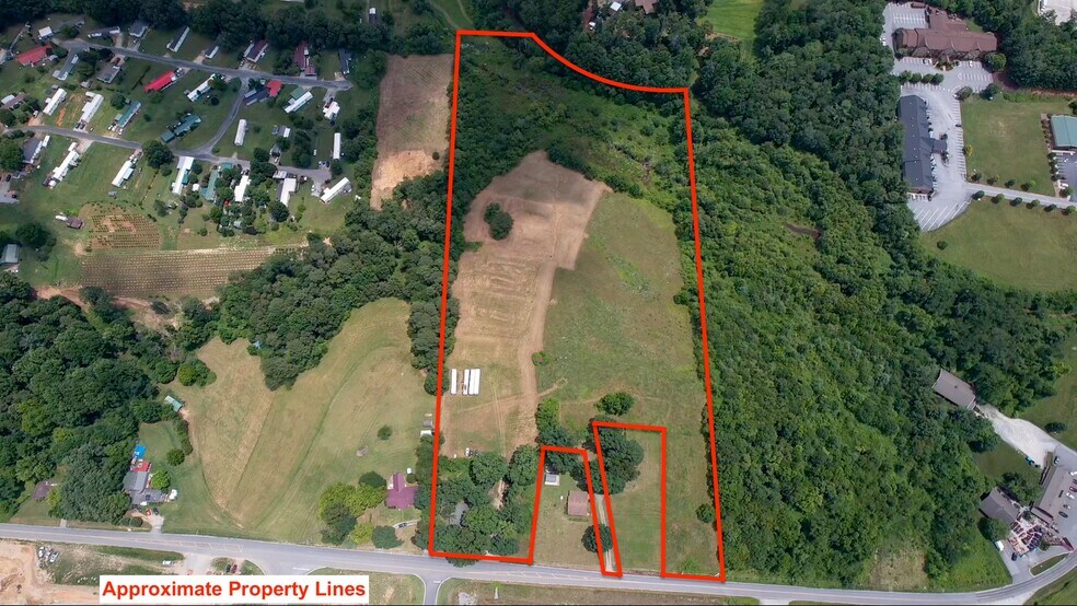 412 McMurray Rd, Flat Rock, NC à vendre - Photo du bâtiment - Image 2 de 13