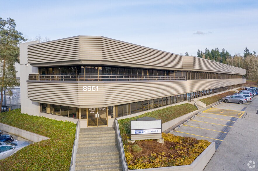 8651 Eastlake Dr, Burnaby, BC à louer - Photo du bâtiment - Image 3 de 4