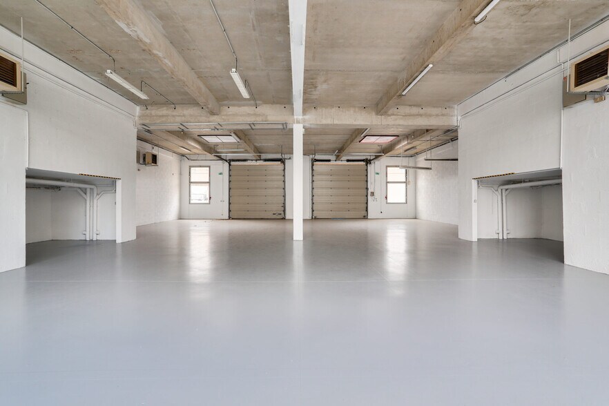 16-28 Rue Panicale, La Verrière for lease - Interior Photo - Image 3 of 3