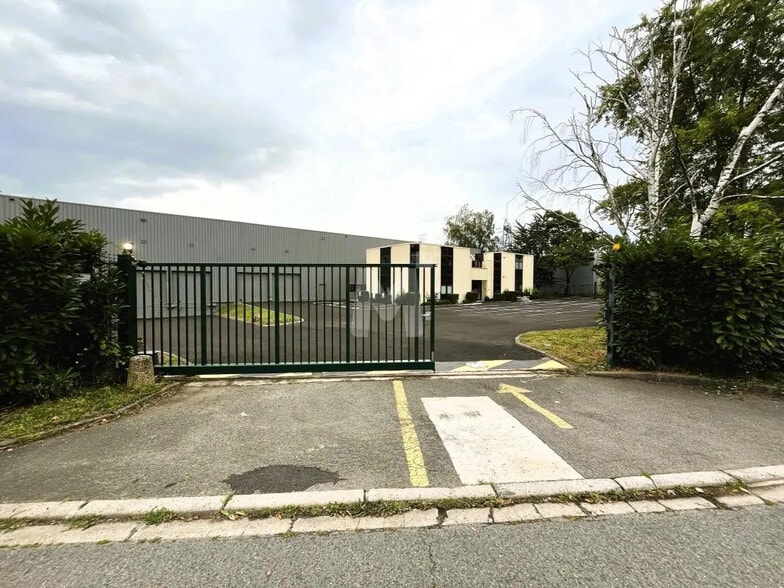 Industrial in Lisses for lease - Building Photo - Image 2 of 12