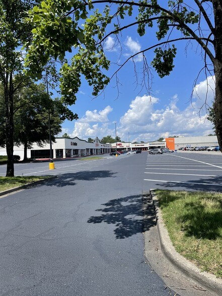 6140-A University Dr NW, Huntsville, AL à louer - Photo du bâtiment - Image 2 de 10