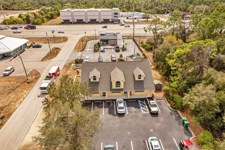 493 Barger Dr, Port Charlotte, FL à louer - Photo du bâtiment - Image 2 de 14