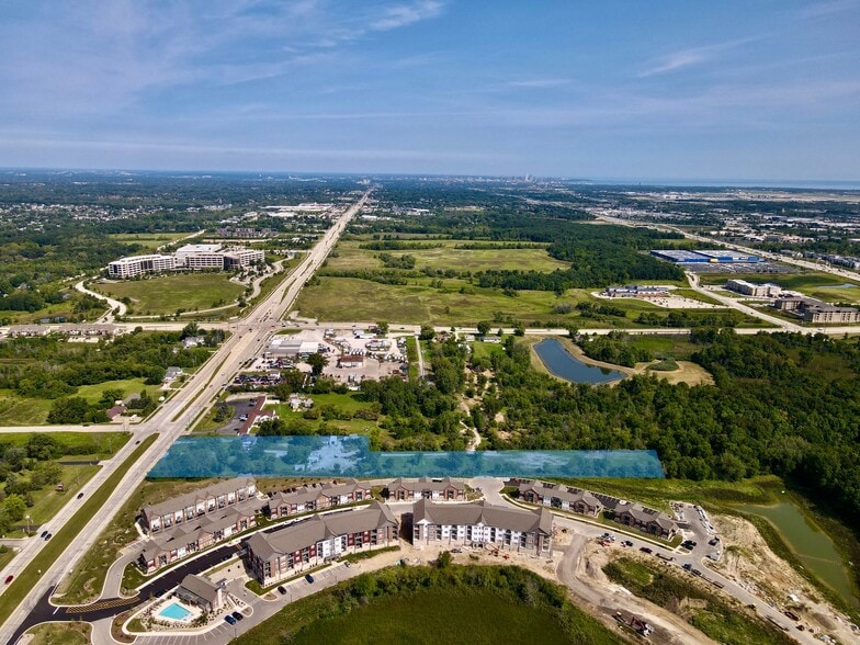 8088 S 27th St, Oak Creek, WI à vendre - Photo du bâtiment - Image 2 de 7