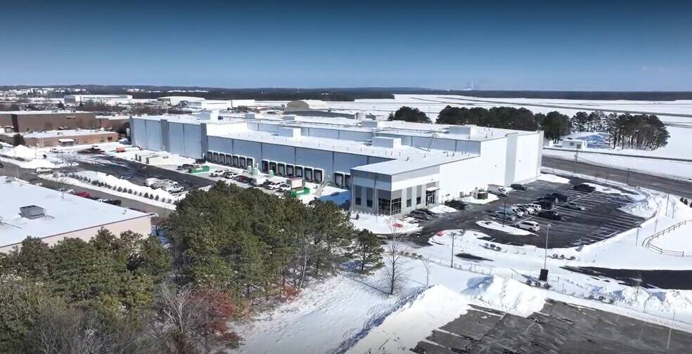 2100 Smithtown Ave, Ronkonkoma, NY à louer - Vidéo sur l’inscription commerciale - Image 1 de 8