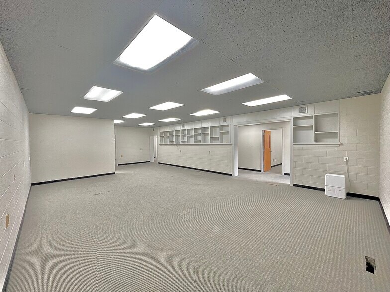 909 E Rolling Hills Dr, Fayetteville, AR à louer - Photo du bâtiment - Image 2 de 9