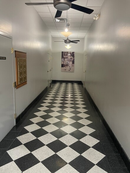 419 W Broadway St, Muskogee, OK for lease - Primary Photo - Image 1 of 11