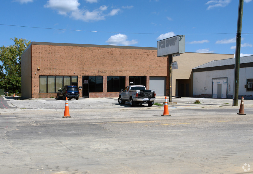 444-450 W Russell St, Fayetteville, NC for lease - Primary Photo - Image 1 of 6