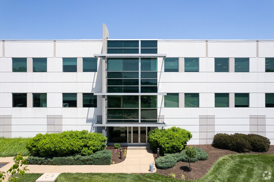 1285 Fern Ridge Pky, Creve Coeur, MO for lease - Building Photo - Image 3 of 5