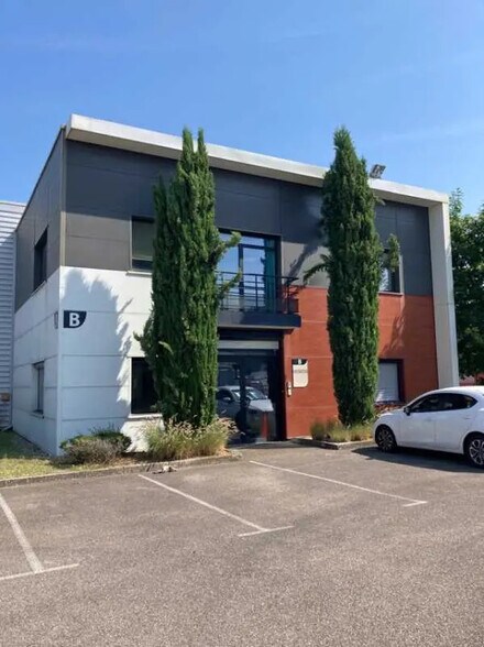 Bureau dans Décines-Charpieu à louer - Photo du bâtiment - Image 2 de 20