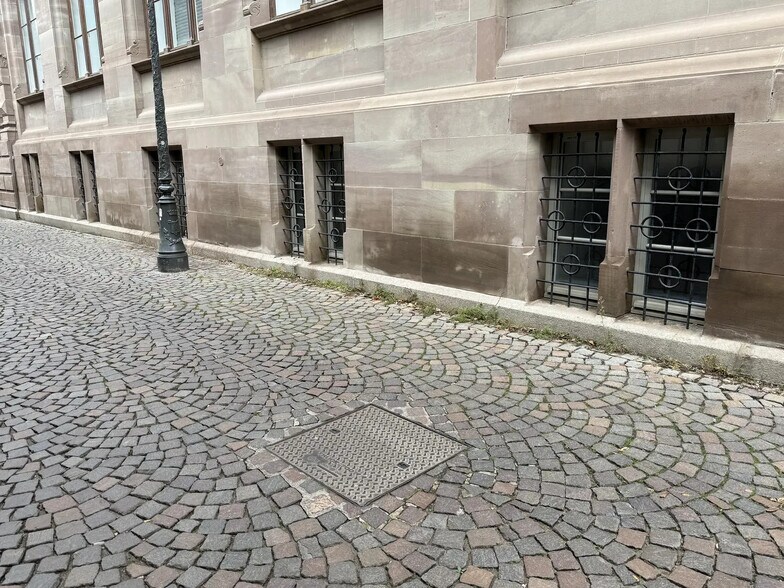 9 Place Saint-Thomas, Strasbourg à louer - Photo du bâtiment - Image 3 de 17