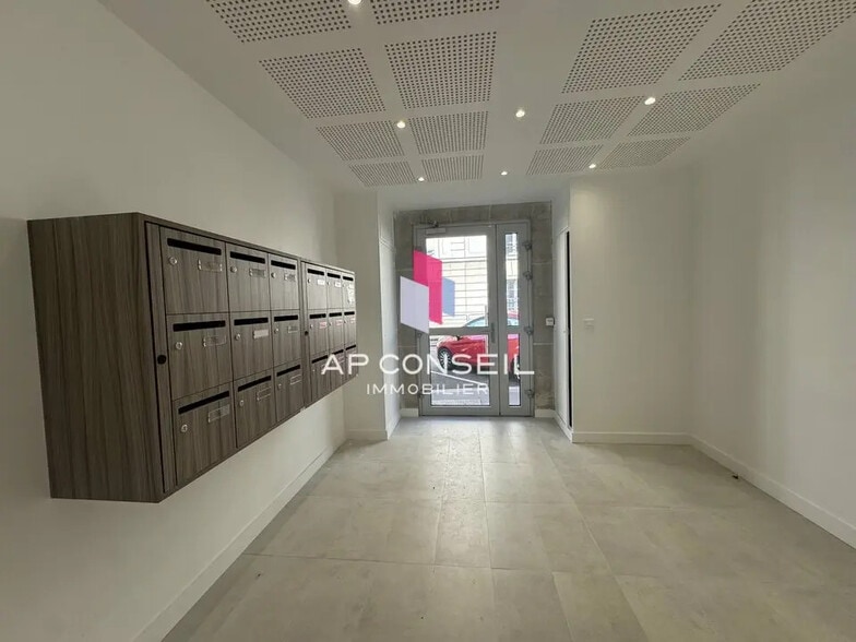 Office in Versailles for lease - Lobby - Image 2 of 20