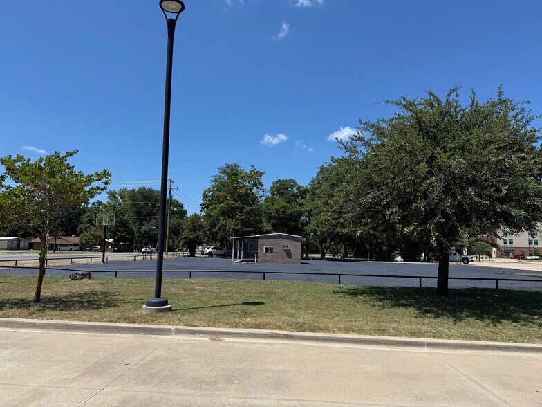 407 N Main St, Lindale, TX à louer - Photo du bâtiment - Image 3 de 7