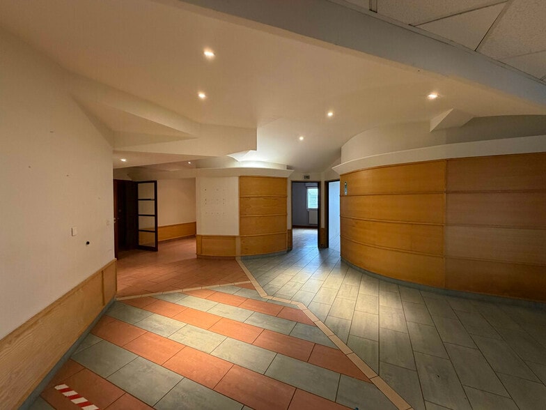 19 Rue Victor Hugo, Vénissieux for lease - Interior Photo - Image 2 of 13