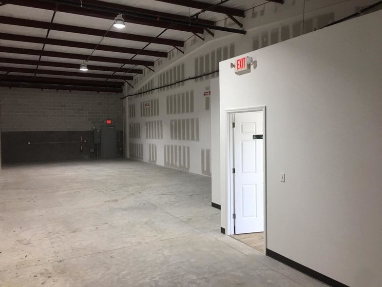 1550 Tileston Rd, Saint Cloud, FL for sale - Interior Photo - Image 2 of 28