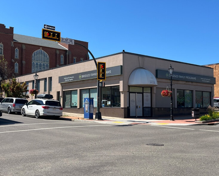 477 3rd St SE, Medicine Hat, AB à vendre - Photo du bâtiment - Image 2 de 5