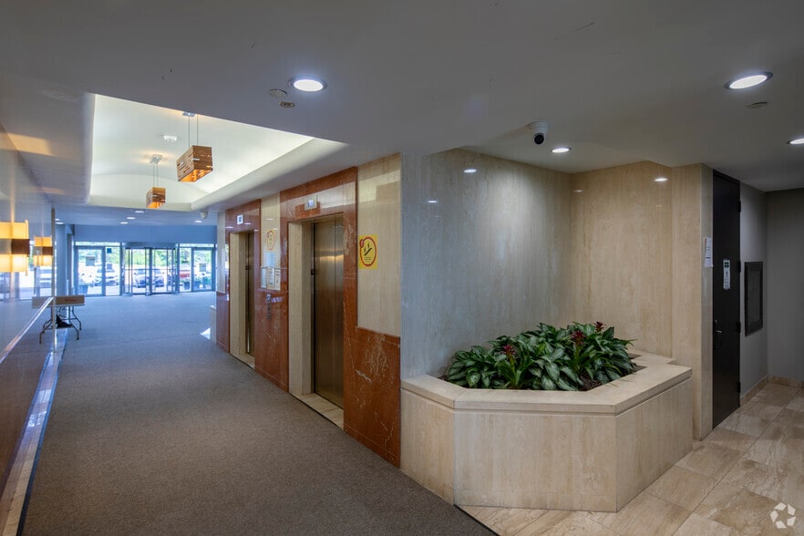 690 Dorval Dr, Oakville, ON à louer - Hall d’entrée - Image 2 de 4