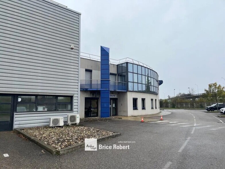 Bureau dans Mions à louer - Photo du bâtiment - Image 3 de 8