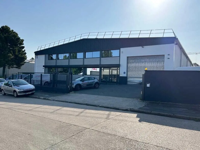 Office in Morangis for lease - Building Photo - Image 1 of 9