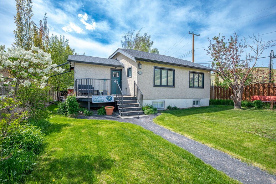 313 Ross Av, Cochrane, AB à vendre - Photo du bâtiment - Image 1 de 48