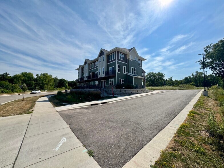 2674 Notre Dame Dr, Fitchburg, WI for sale - Building Photo - Image 2 of 5