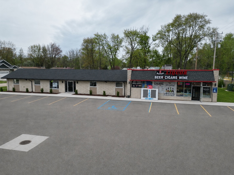 40660-40666 5 Mile Rd, Plymouth, MI for lease - Primary Photo - Image 1 of 8