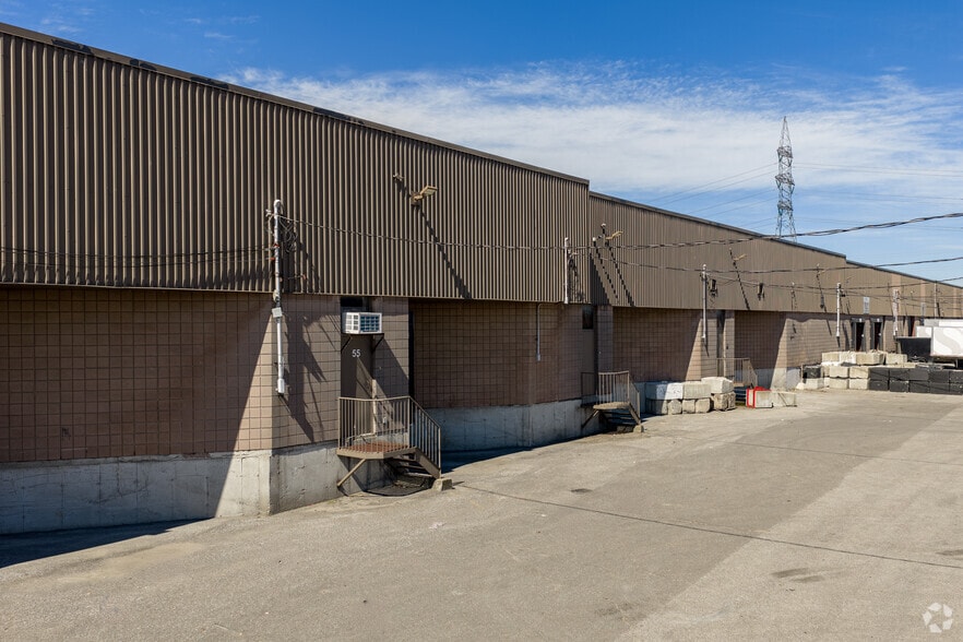 4555 Boul Des Grandes-Prairies, Saint-leonard, QC à louer - Photo du bâtiment - Image 3 de 5