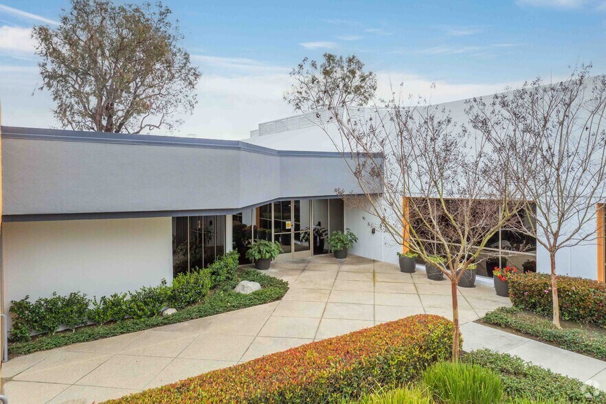 1071 Camelback St, Newport Beach, CA à louer - Photo du bâtiment - Image 3 de 5