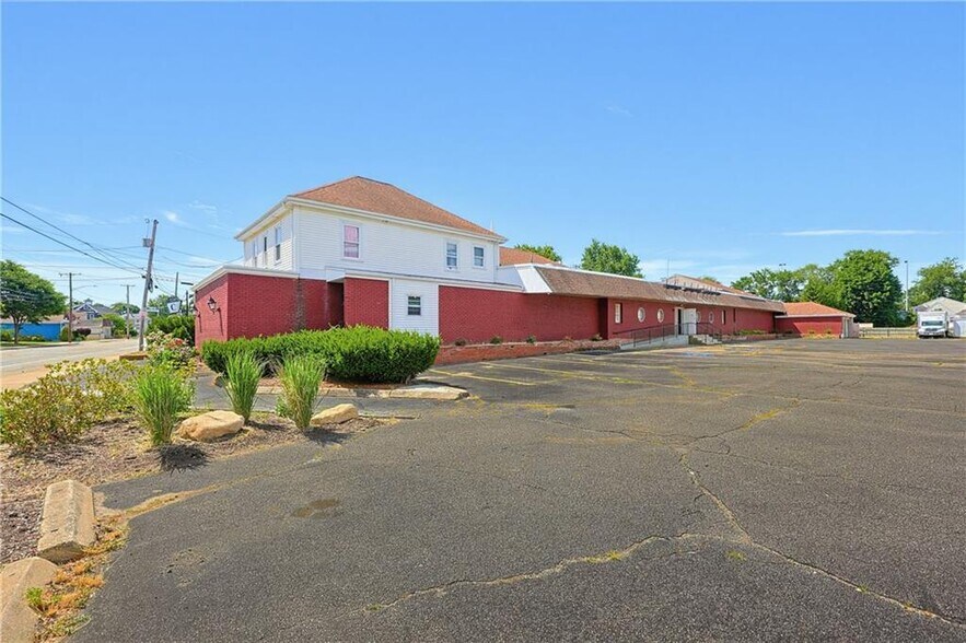 955 W Shore Rd, Warwick, RI à vendre - Photo du bâtiment - Image 3 de 19