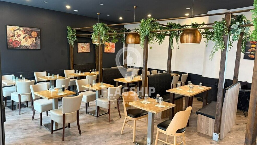 Retail in Nanterre for lease - Interior Photo - Image 2 of 9