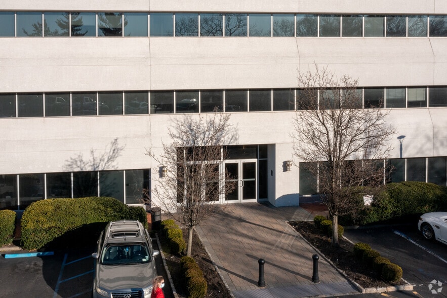 1600 Stewart Ave, Westbury, NY for lease - Building Photo - Image 3 of 18