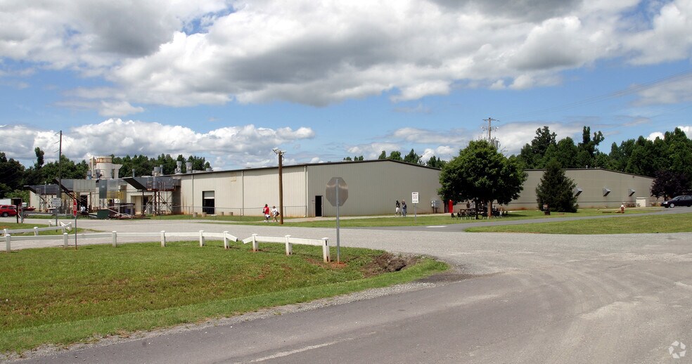 6163 Old 421 Rd, Liberty, NC à vendre - Photo du bâtiment - Image 2 de 2